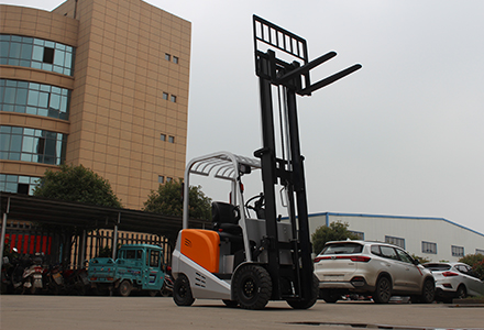 4-wheel electric forklift
